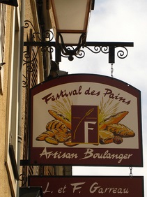 Una Boulangerie, en uno de los pueblos que recorreremos, y donde compraremos pan y bollería para consumir a bordo... no se preocupe, es la propia tripulación la que hará la gestión mientras usted disfruta de una visita... CRUCEROS FLUVIALES CANALES DE FRANCIA CANAL BORGOÑA SAVOIR FAIRE EUROPEAN WATERWAYS GO BARGING HOTEL BARGE ALQUILER BARCOS FRANCIA CRUCEROS FLUVIALES LUJO PRIVADO BORGOÑA BURGUNDY BARGE CRUISES LUXURY CRUISES